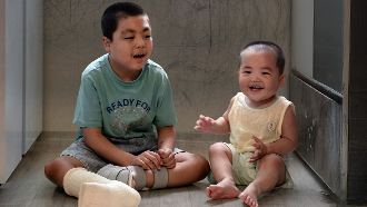 희귀 혈액병 아빠와 두 아들