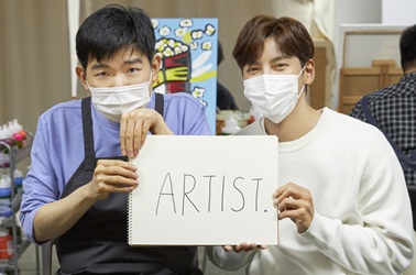 배우 지창욱은 장애인에 대한 편견을 넘어 장애인과 비장애인을 연결하는 다리(Bridge)가 되기 위해 ‘브릿지온 아르떼’와 특별한 시간을 함께 하며 <I’M AN ARTIST> 캠페인에 참여하였습니다.