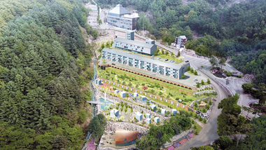 노인복지주택 ‘생명의빛홈타운’은 5년이라는 긴 공사기간을 거쳐 어느덧 마무리 되어 준공과 함께 첫 입주를 앞두고 있습니다.