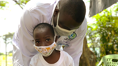 코로나로부터 더욱 소외될 수밖에 없는 장애인과 아동을 보호하기 위해 긴급 지원을 확대해 왔을 뿐만 아니라 자립을 위한 통합 사업을 펼치고 있습니다.