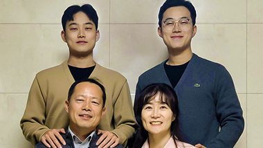 어려운 이웃을 생각하는 따뜻한 마음으로 하나 된 가족은 웃는 모습도 닮았습니다.
나눔의 실천으로 한 알의 밀알이 되어주신 나눔 가족을 소개합니다!