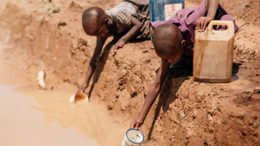 6월 12일 세계 아동노동 반대의 날, 아이들의 행복을 위해 연필을 쥐여주세요.