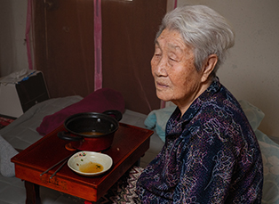 할머니의 외로운 밥상