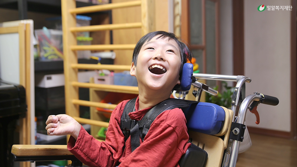 환하게-웃고-있는-장애아동-모습.jpg