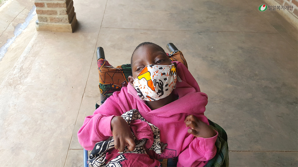 말라위-코로나19-긴급지원을-받은-아동.jpg