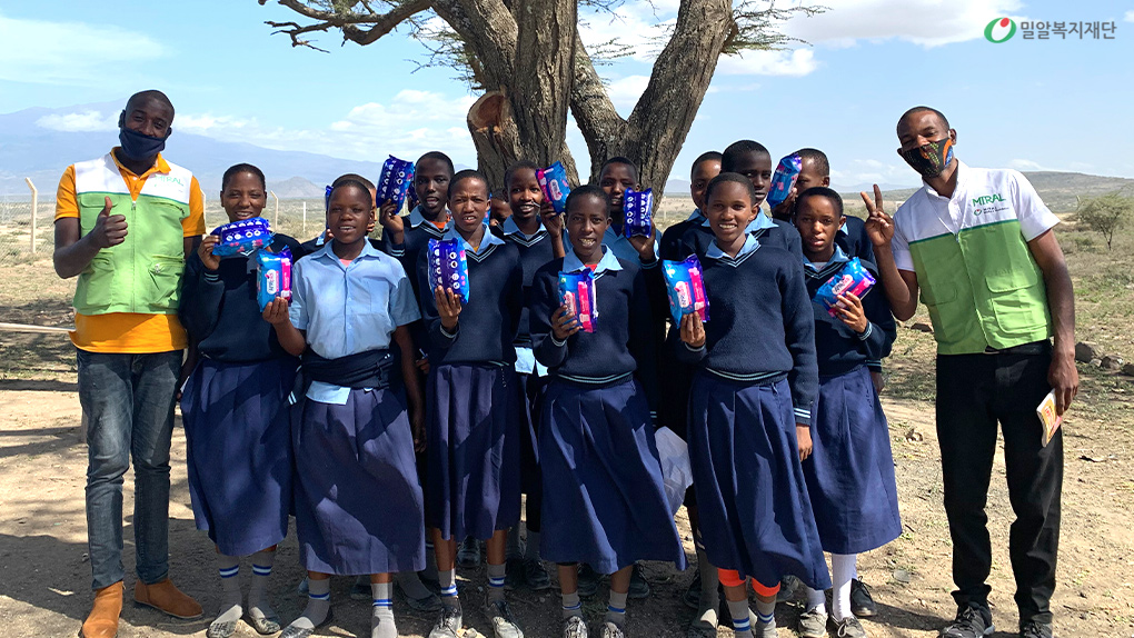 생리대를 지원받은 탄자니아 사업장 아이들.jpg