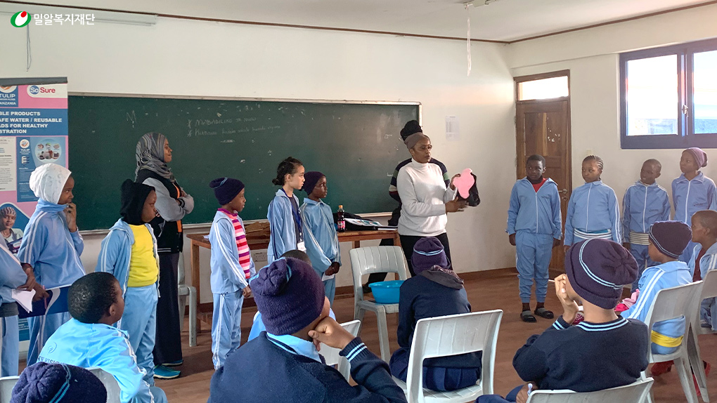 탄자니아 생리대지원사업 교육 모습.jpg