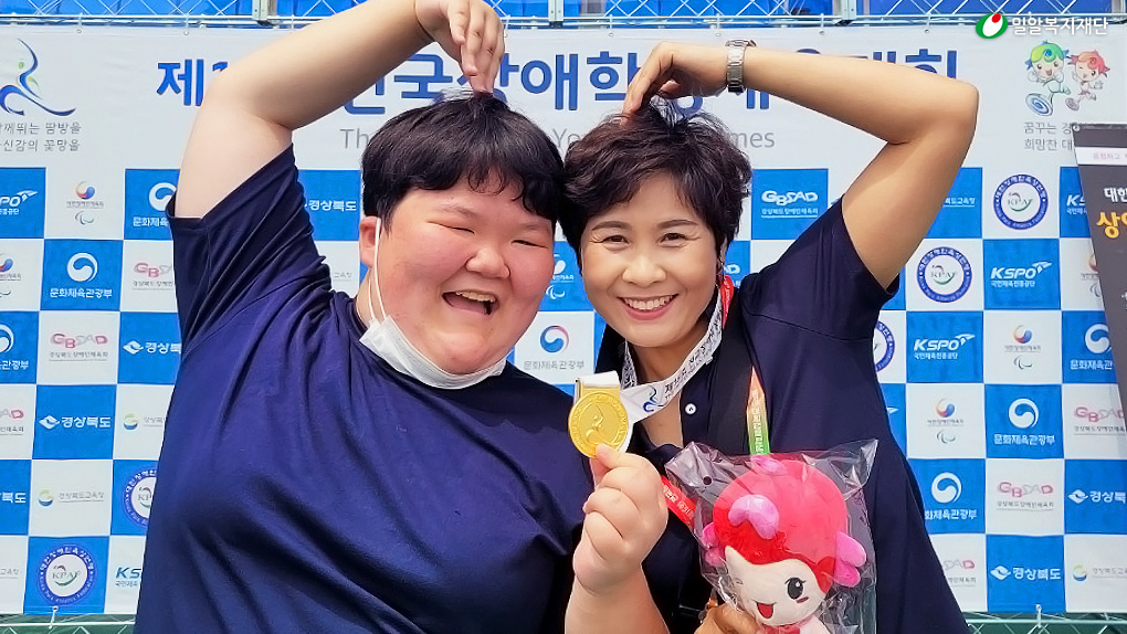 금메달을 수상한 지미림 선수.jpg