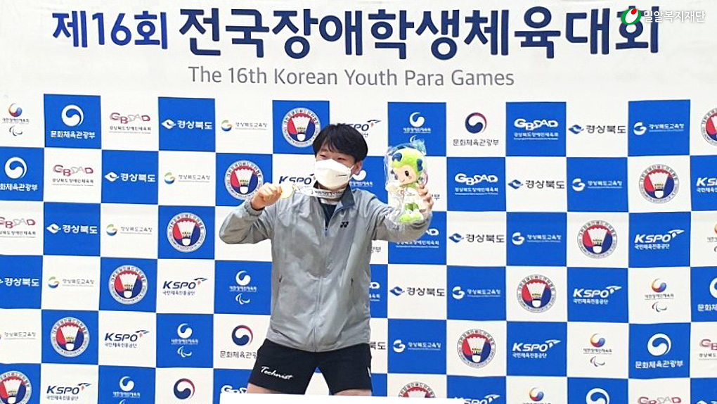 금메달을 수상한 이시헌 선수.jpg