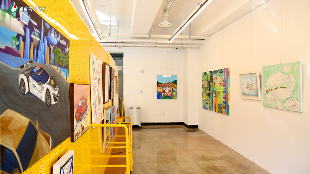 제8회 봄 프로젝트 정기 전시회 내부 전경.jpg