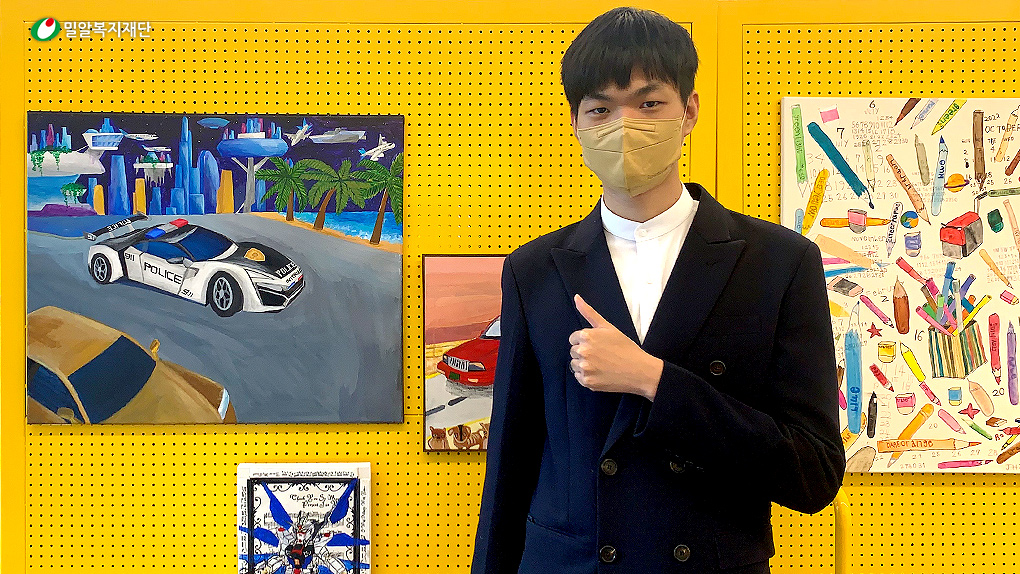 작품 앞에 서있는 김찬종 작가(2).jpg