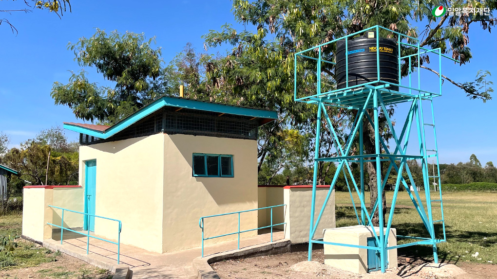 케냐 온지코-코봉오 공립 초등학교 장애친화척 화장실(1).jpg