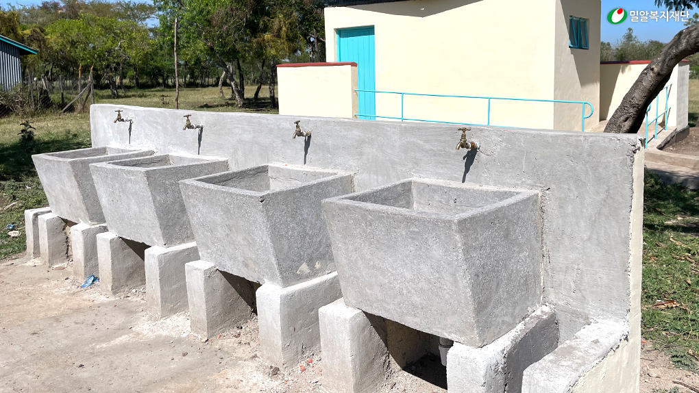 케냐 온지코-코봉오 공립 초등학교 장애친화척 화장실(2).jpg