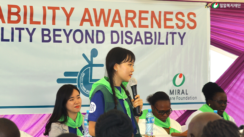 장애인식개선 캠페인에서 연설하고 있는 관계자.jpg
