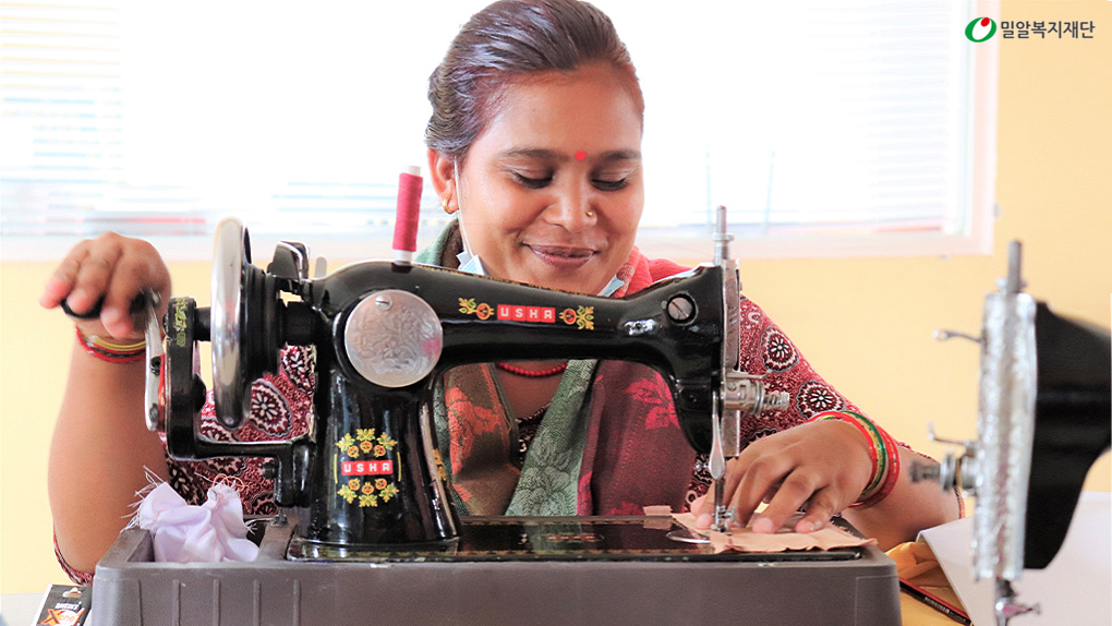 재봉 수업을 듣고 있는 네팔 장애인 훈련생.jpg