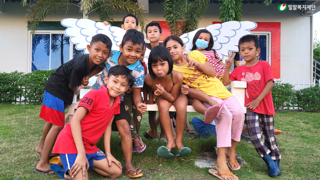 필리핀 세부 사업장 아이들(2).jpg
