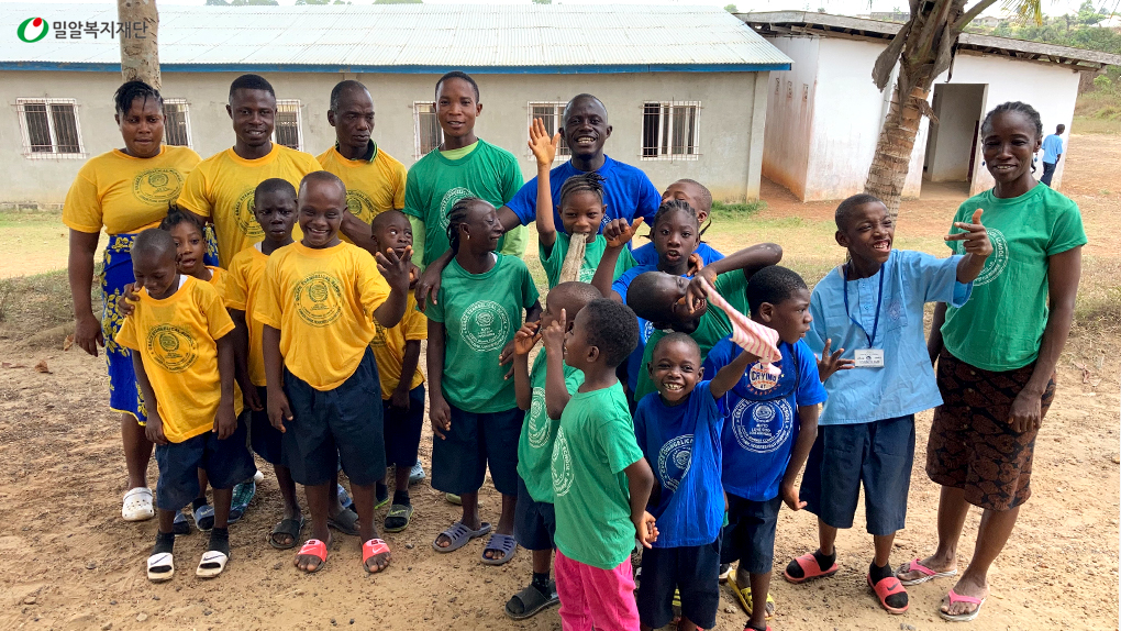 샬롬 학교 체육대회 당일, 함께 웃고 있는 아이들.jpg