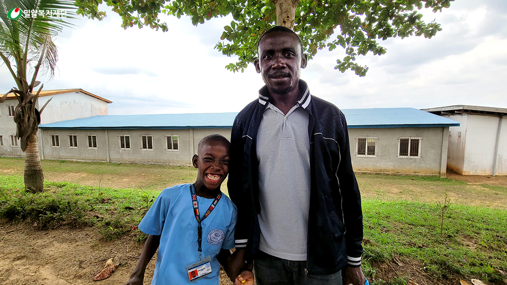 샬롬 학교 장애아동 에디슨과 아버지.jpg