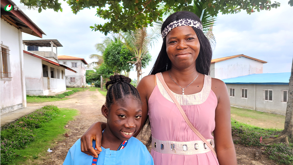 샬롬 학교 장애아동 페이버와 어머니.jpg