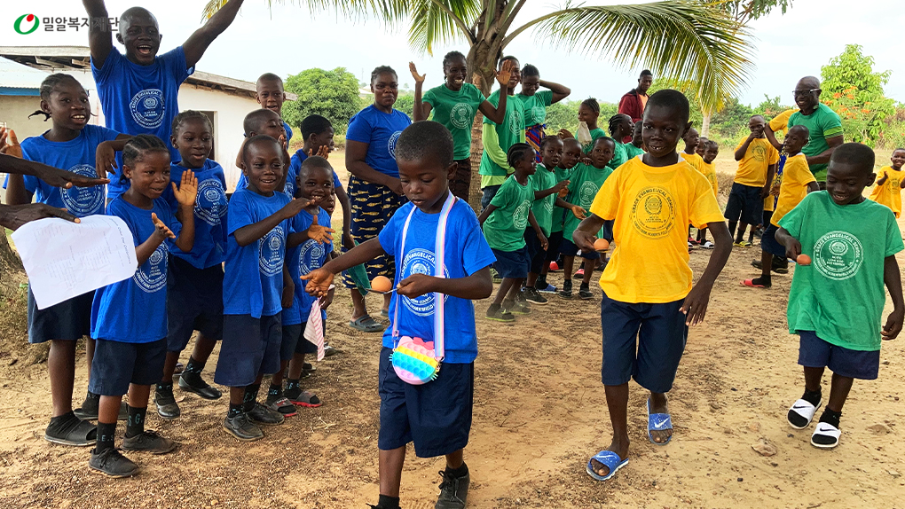 삶은 계란을 조심스럽게 운반하고 있는 아이들.jpg