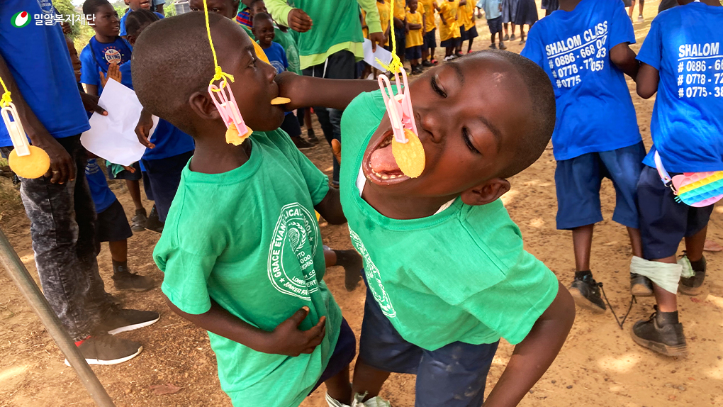 과자를 먹고 있는 아이.jpg