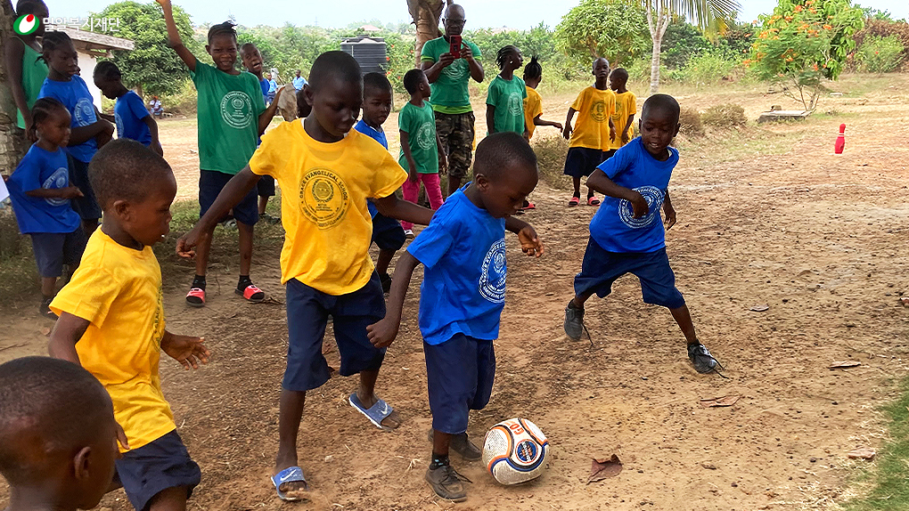 열심히-공을-차고-있는-아이들.jpg