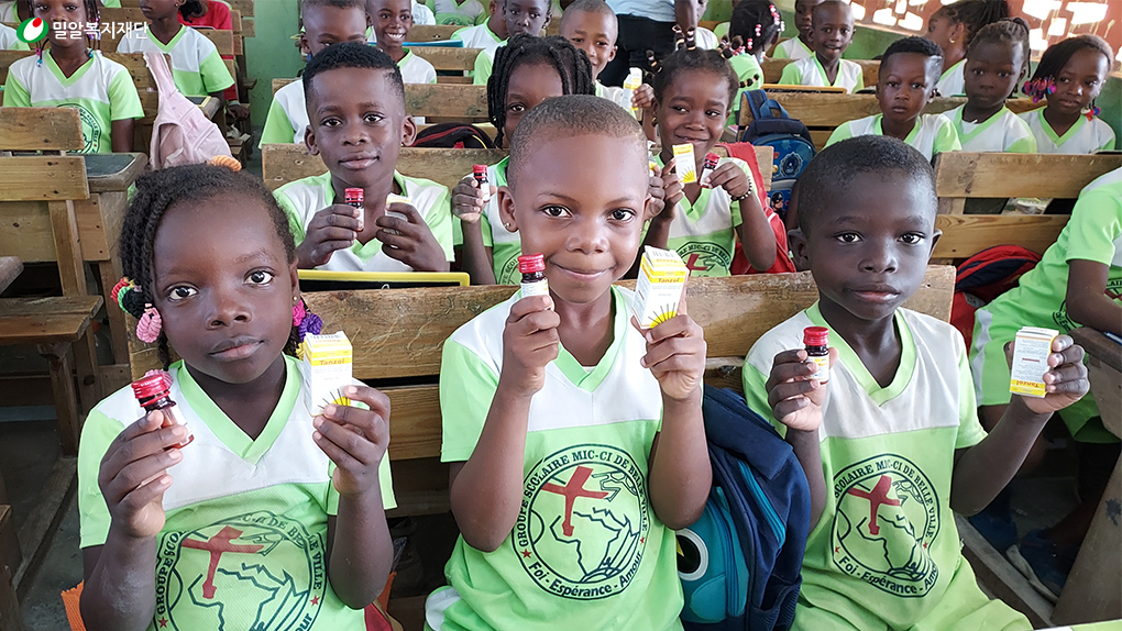 약(구충제)을 들고 웃고 있는 코트디부아르 아이들.jpg