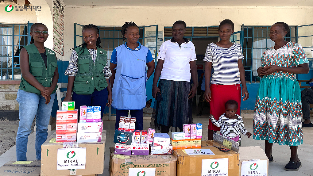 오렌(Oren) 보건소에 의약품을 전달하고 있는 밀알복지재단 현지 직원들(1).jpg