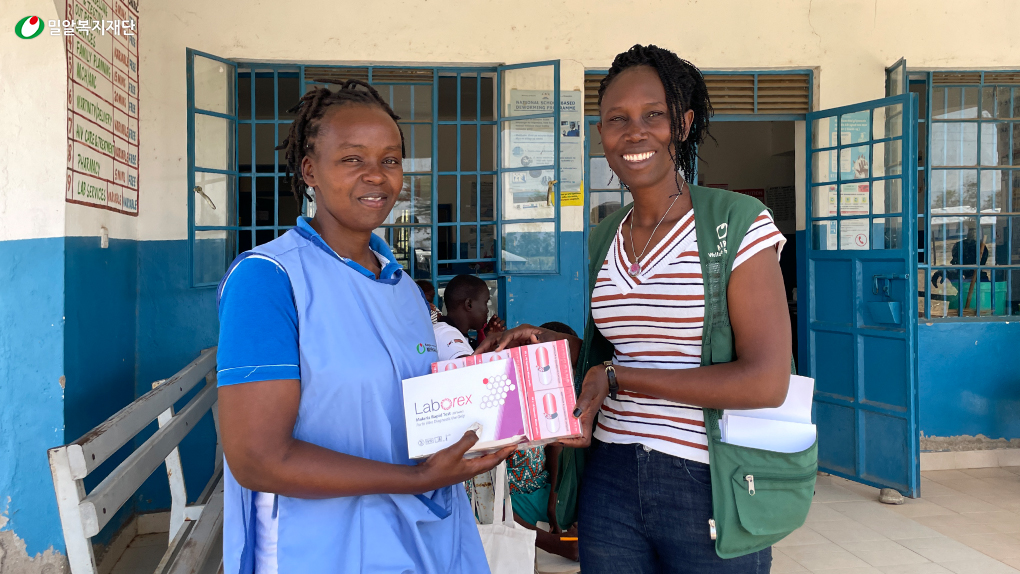오렌(Oren) 보건소에 의약품을 전달하고 있는 밀알복지재단 현지 직원들(2).jpg