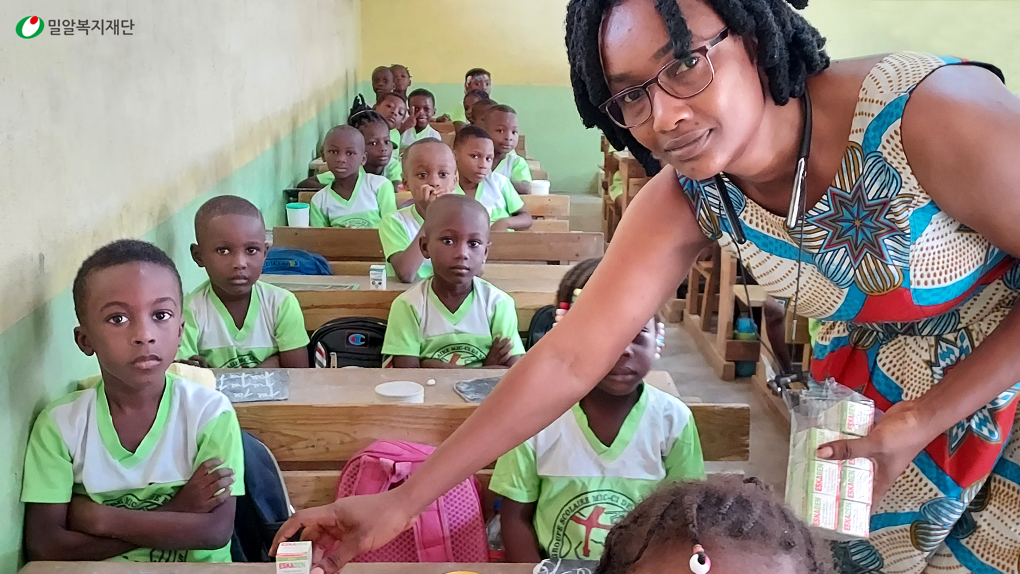 구충제를 나눠주고 있는 벨빌초등학교 교사.jpg