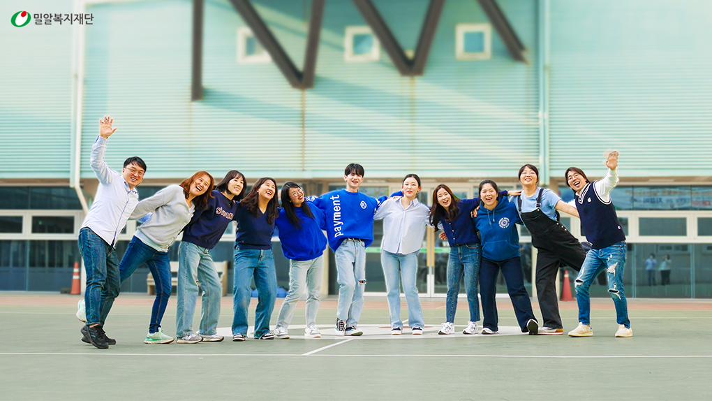 가수 조용근과 밀알학교 선생님들.jpg