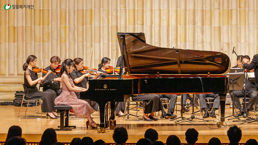제20회 밀알콘서트에서 피아노 연주를 하고 있는 유예은 교회협력 홍보대사.jpg