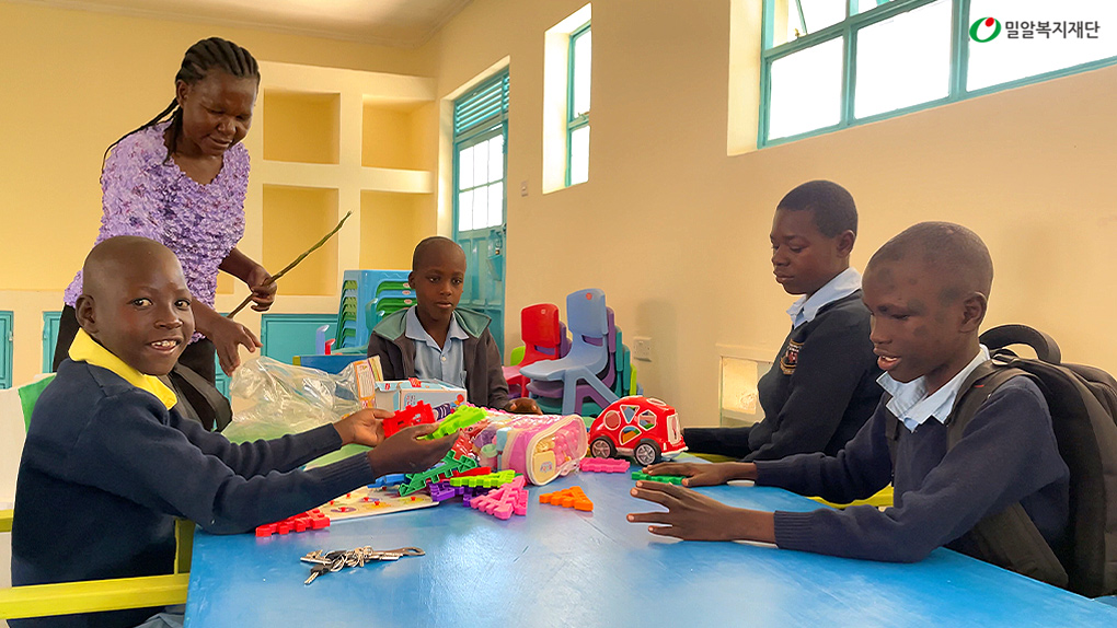 케냐 키수무의 공립초등학교 특수학급 내 장애아동들.jpg