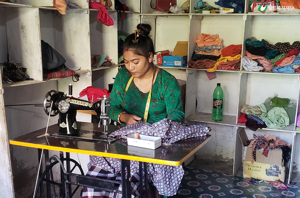 네팔 VOICE 직업훈련센터에서 재봉기술교육을 수료하고 자립한 수료생의 모습.jpg