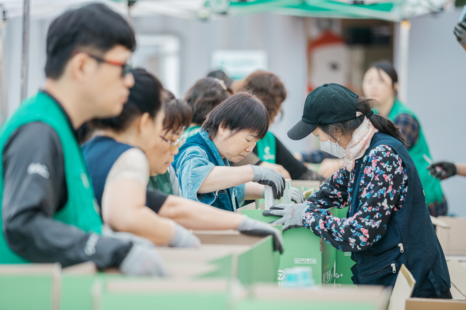 ‘자상 한 상자’ 키트를 포장중인 시청각장애인 당사자.jpg