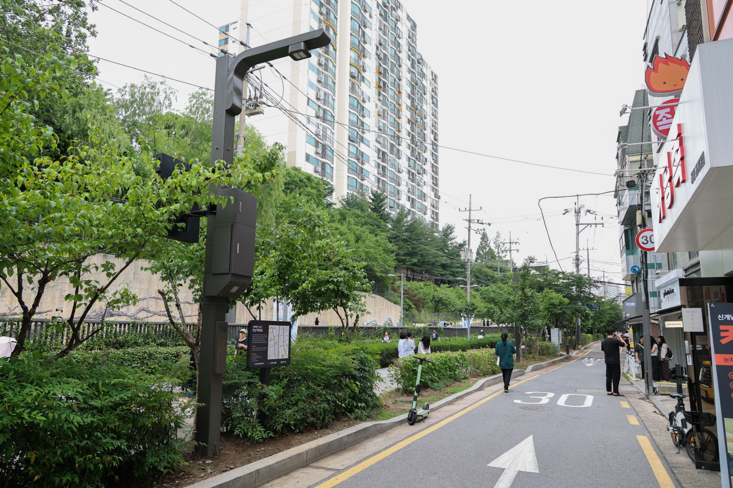 노원구 일대에 설치된 스마트폴 가로등.jpg