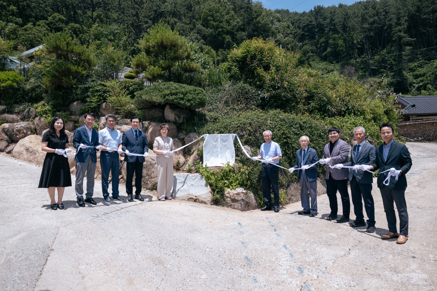 밀알복지재단과 고남교회 관계자들이 ‘고남밀알의집’ 개원식을 진행하고 있다..jpg