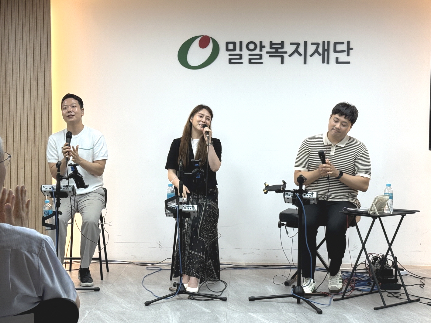 위촉식에서 축하공연을 선보이고 있는 ‘같이 걸어가기’팀.jpg