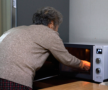 허기와 외로움으로 채우는 한상 2